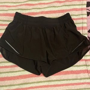black lululemon hotty hot 2.5 inch shorts